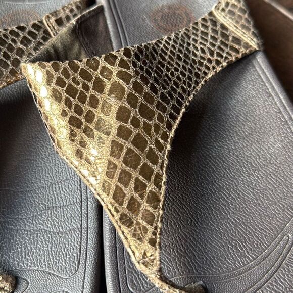 FitFlops womens brown snakeskin print flip flops size 10 comfort shoe summer wal - Picture 3 of 6